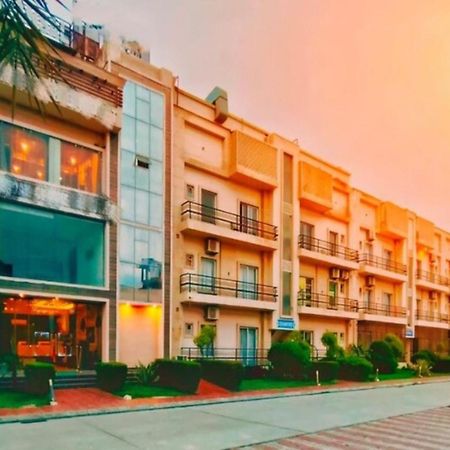 Vrindavan Dreams Hotel And Suites Екстер'єр фото
