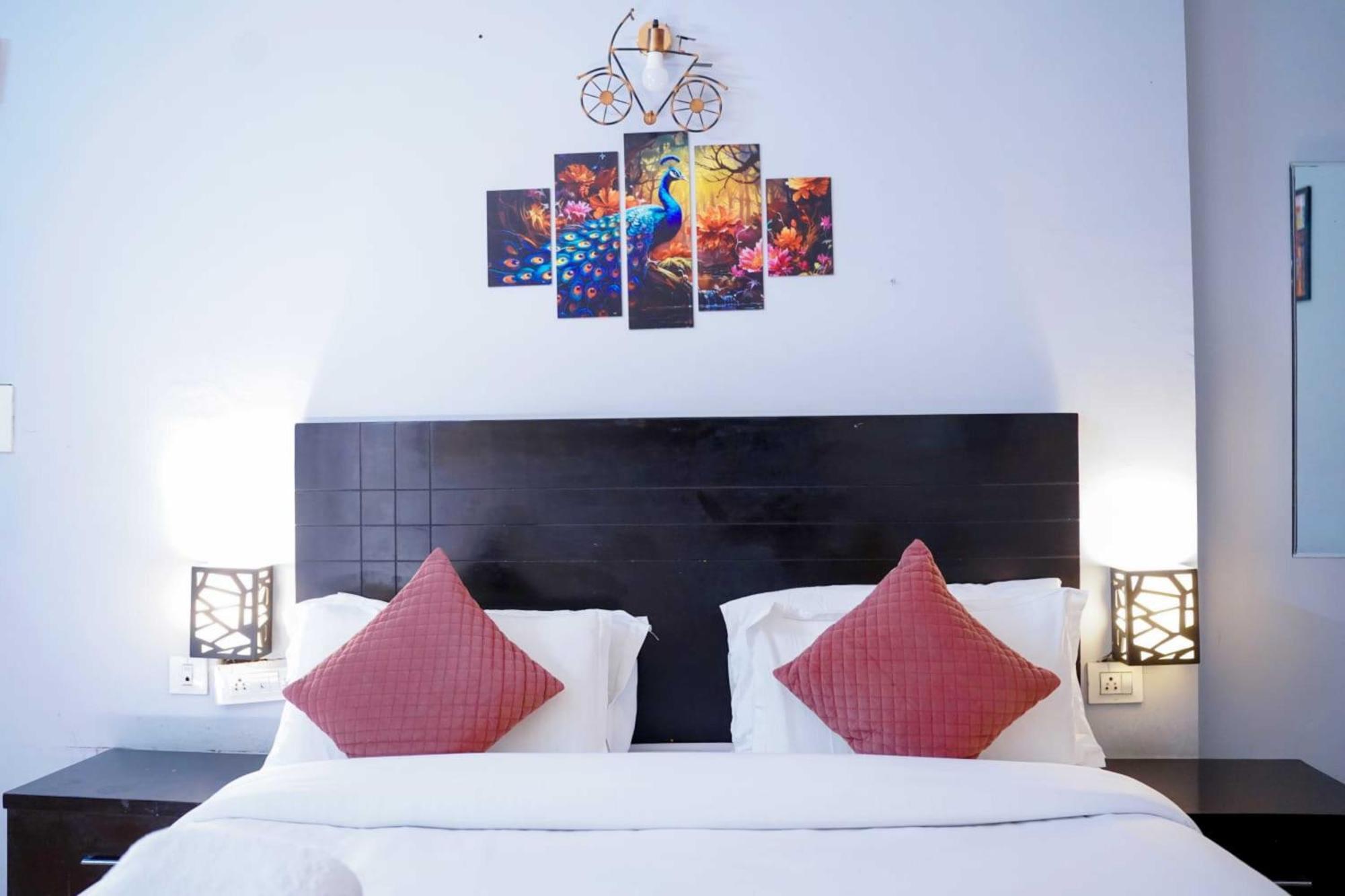 Vrindavan Dreams Hotel And Suites Екстер'єр фото