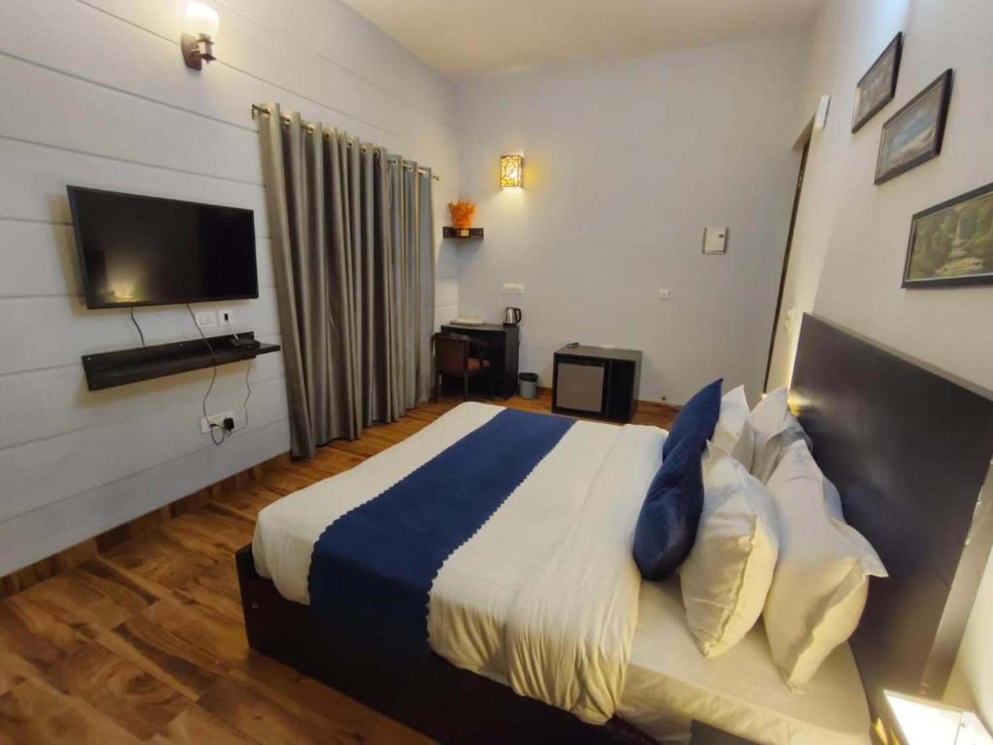 Vrindavan Dreams Hotel And Suites Екстер'єр фото