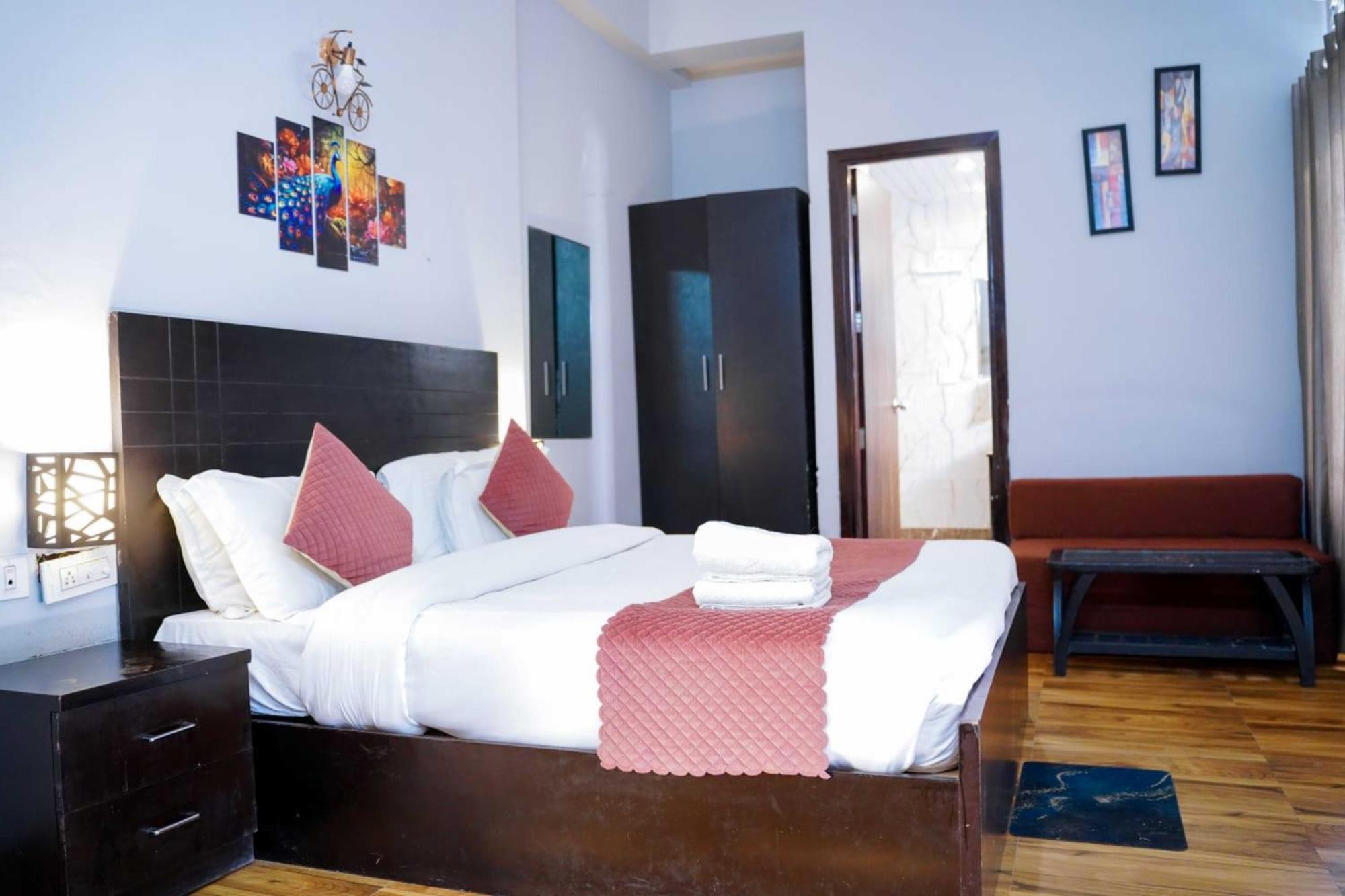 Vrindavan Dreams Hotel And Suites Екстер'єр фото