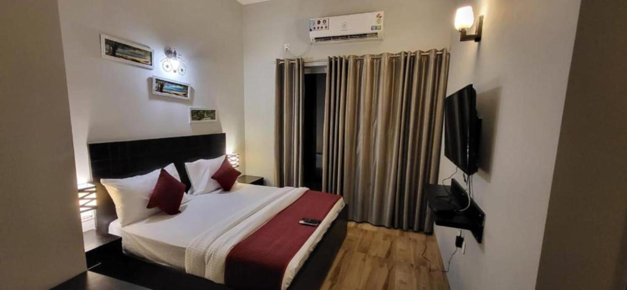 Vrindavan Dreams Hotel And Suites Екстер'єр фото