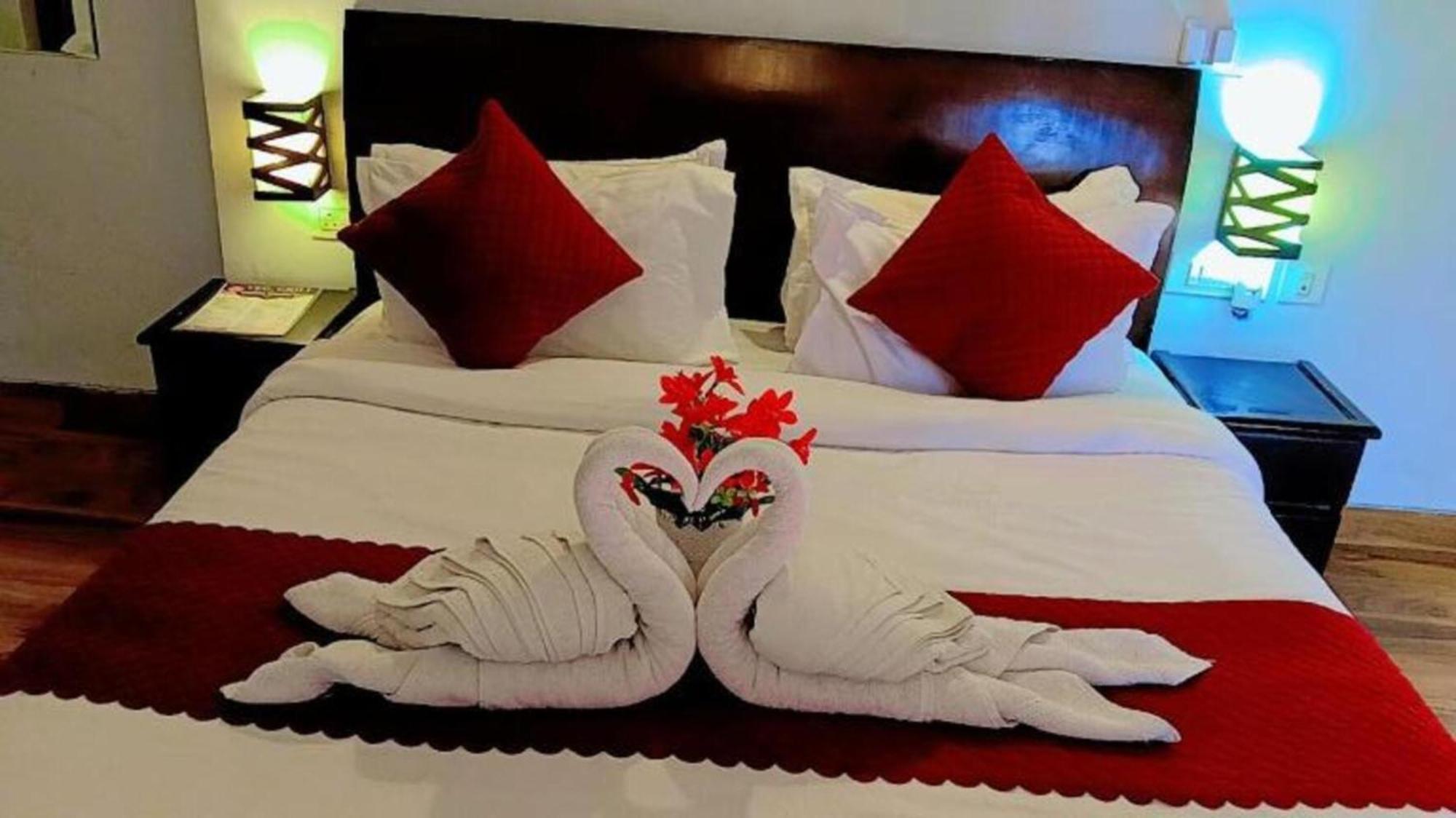 Vrindavan Dreams Hotel And Suites Екстер'єр фото