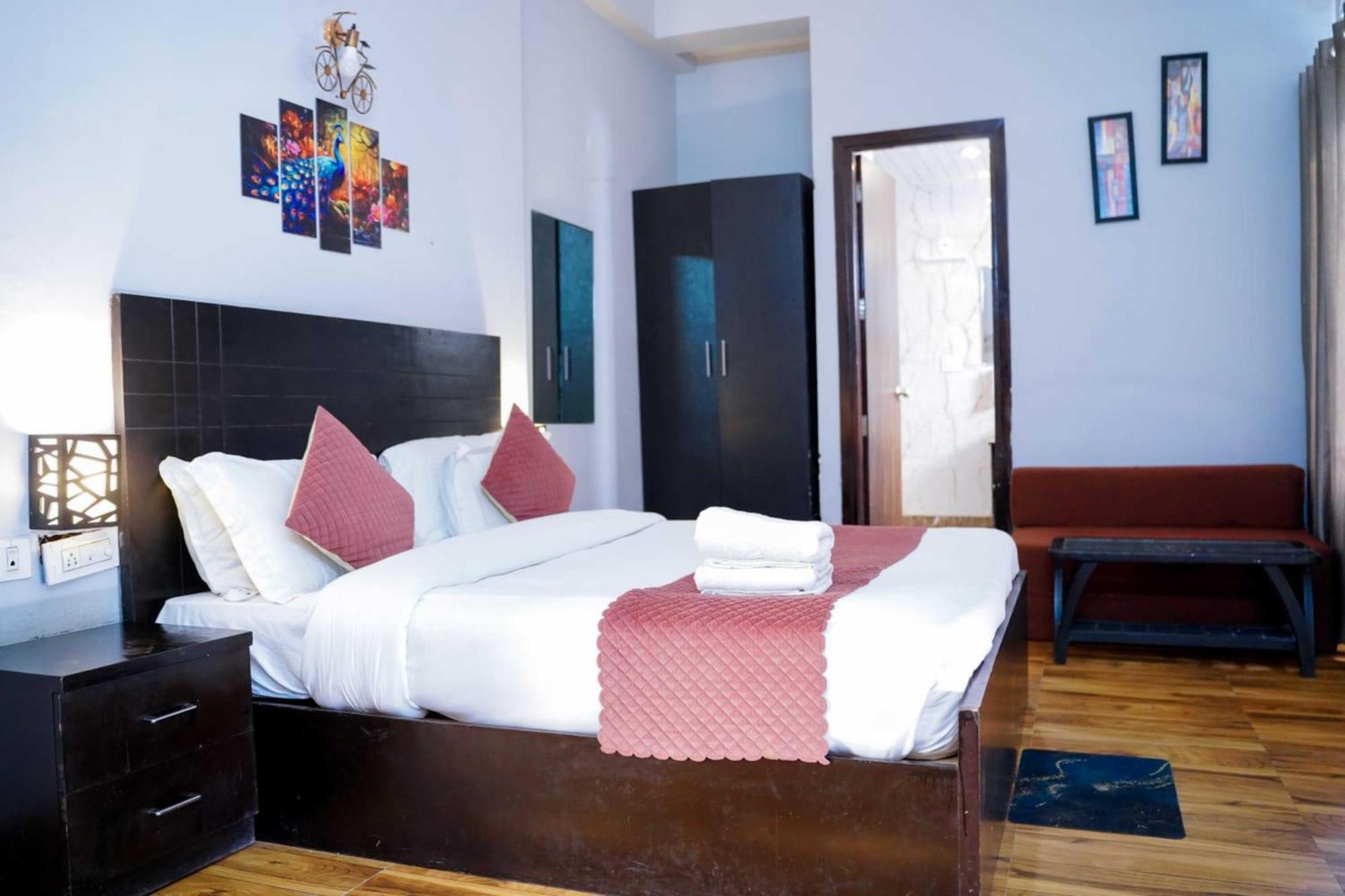 Vrindavan Dreams Hotel And Suites Екстер'єр фото