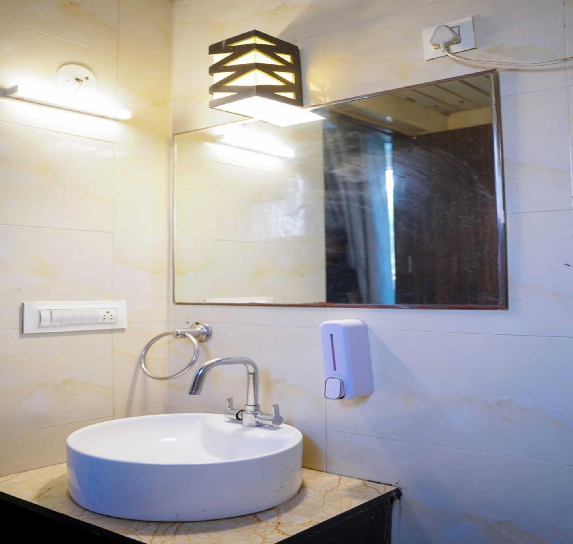 Vrindavan Dreams Hotel And Suites Екстер'єр фото