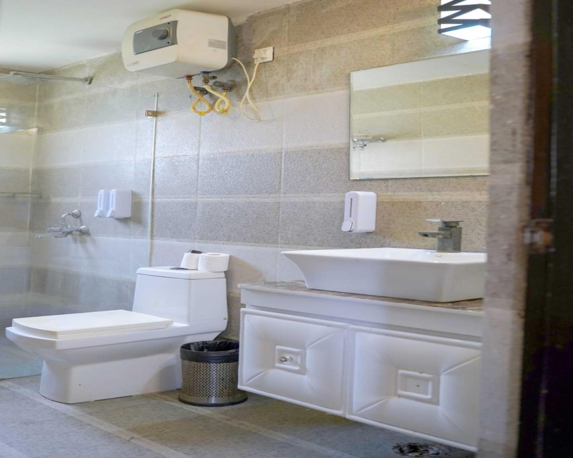 Vrindavan Dreams Hotel And Suites Екстер'єр фото
