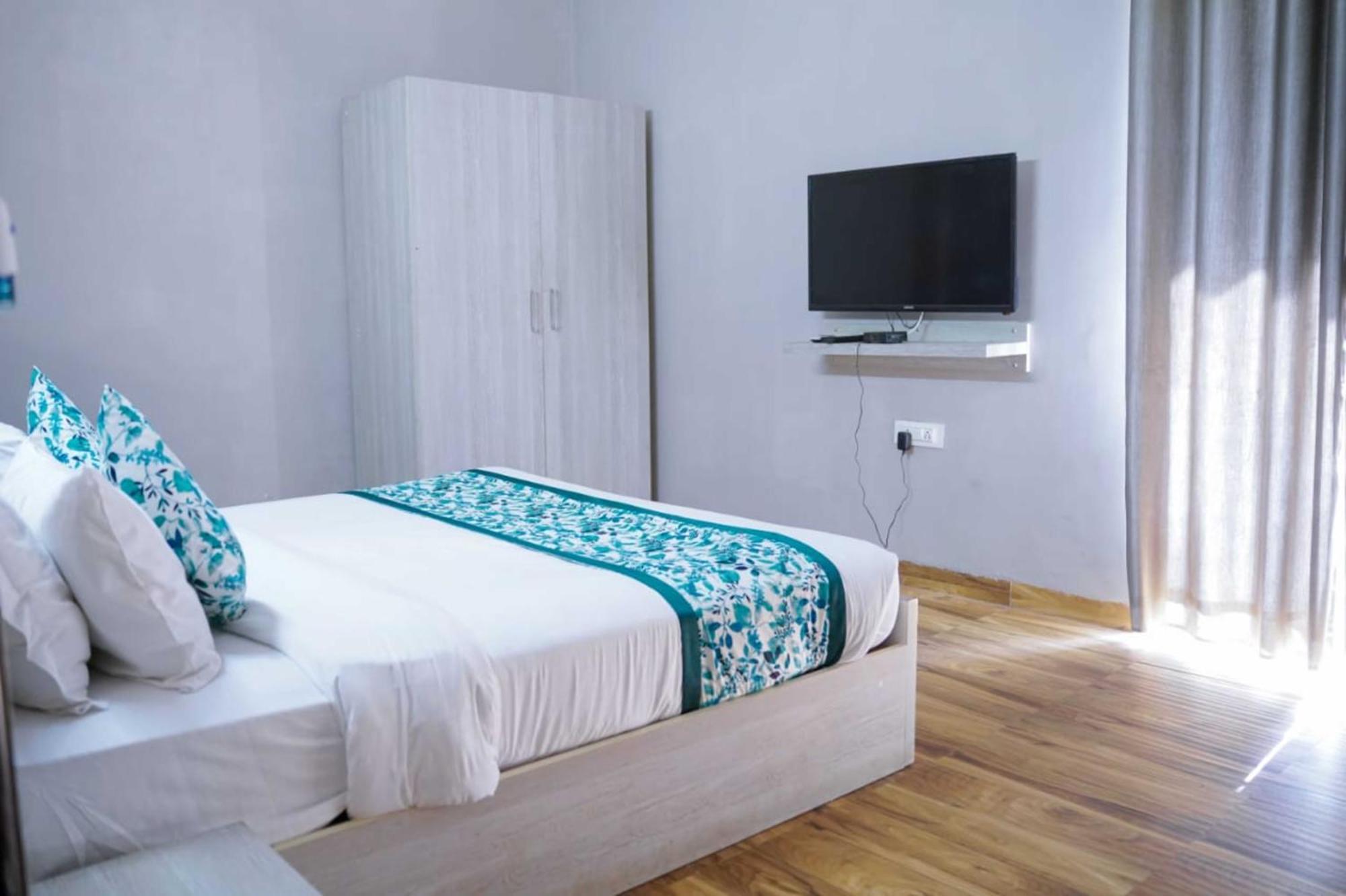 Vrindavan Dreams Hotel And Suites Екстер'єр фото