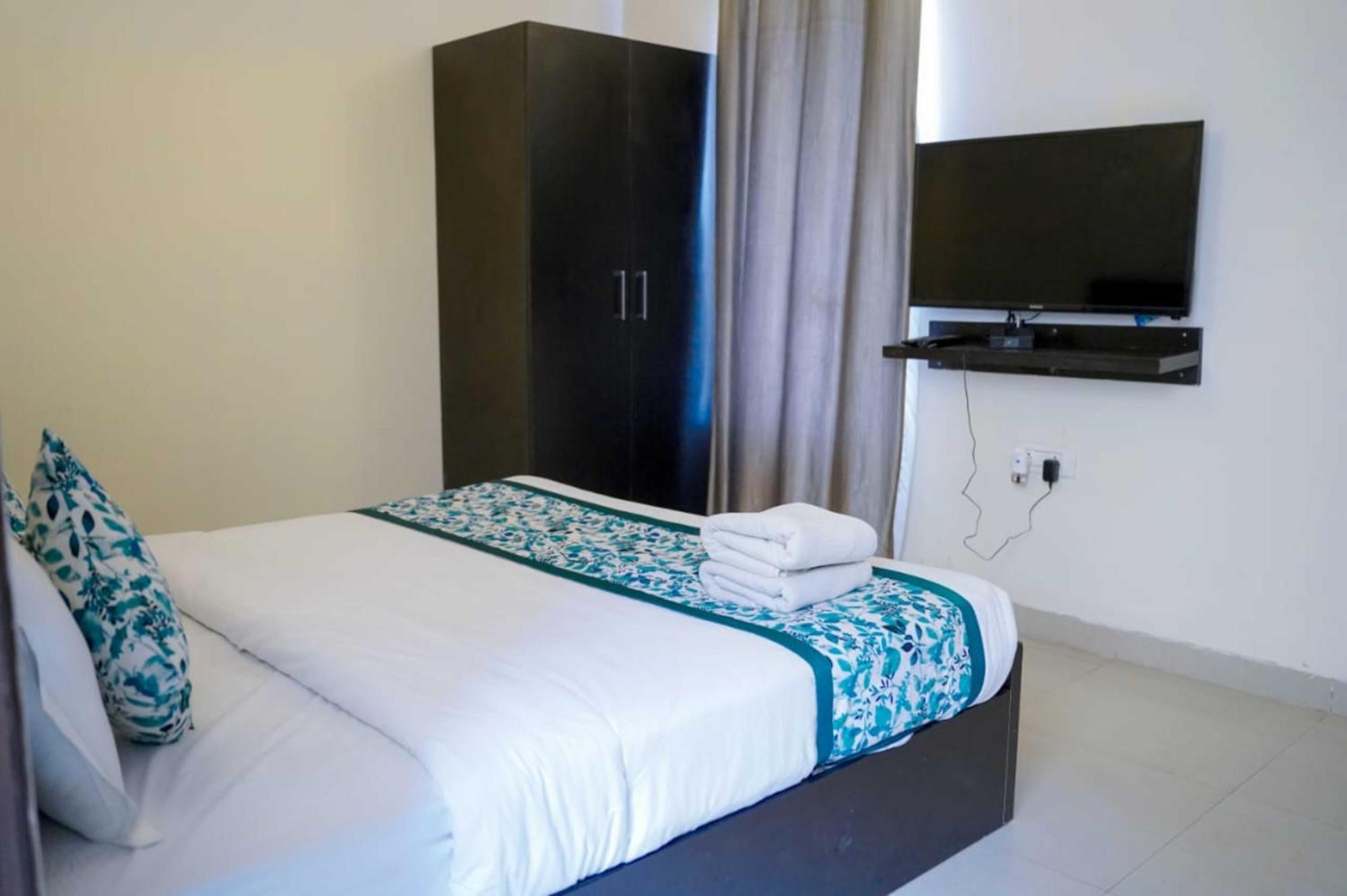 Vrindavan Dreams Hotel And Suites Екстер'єр фото