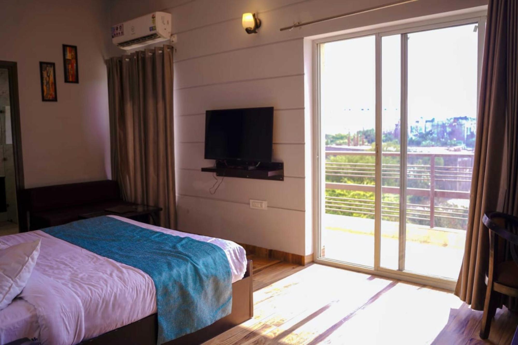 Vrindavan Dreams Hotel And Suites Екстер'єр фото
