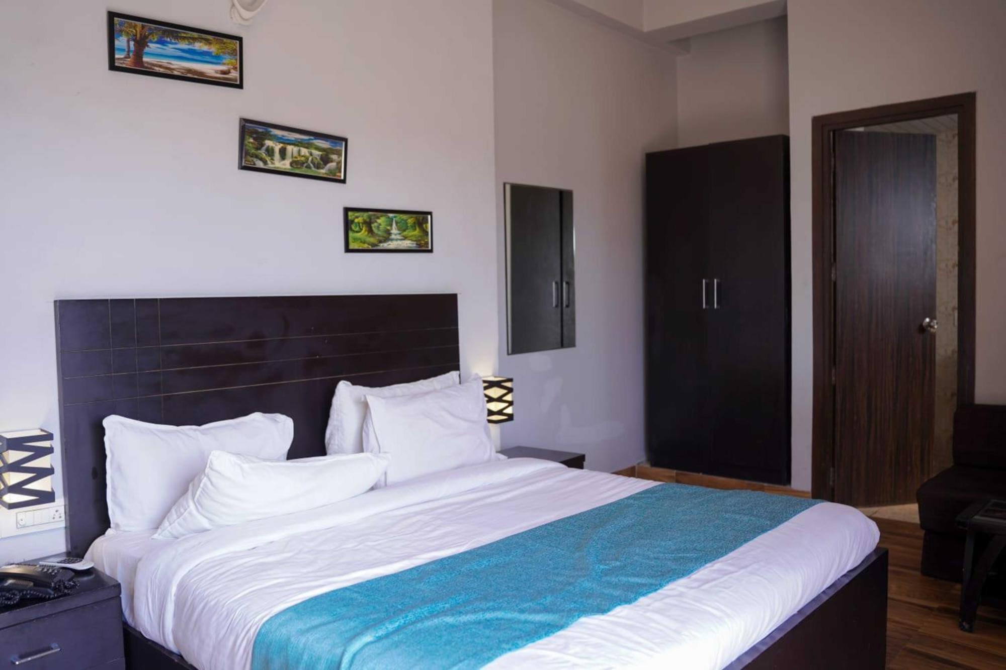 Vrindavan Dreams Hotel And Suites Екстер'єр фото