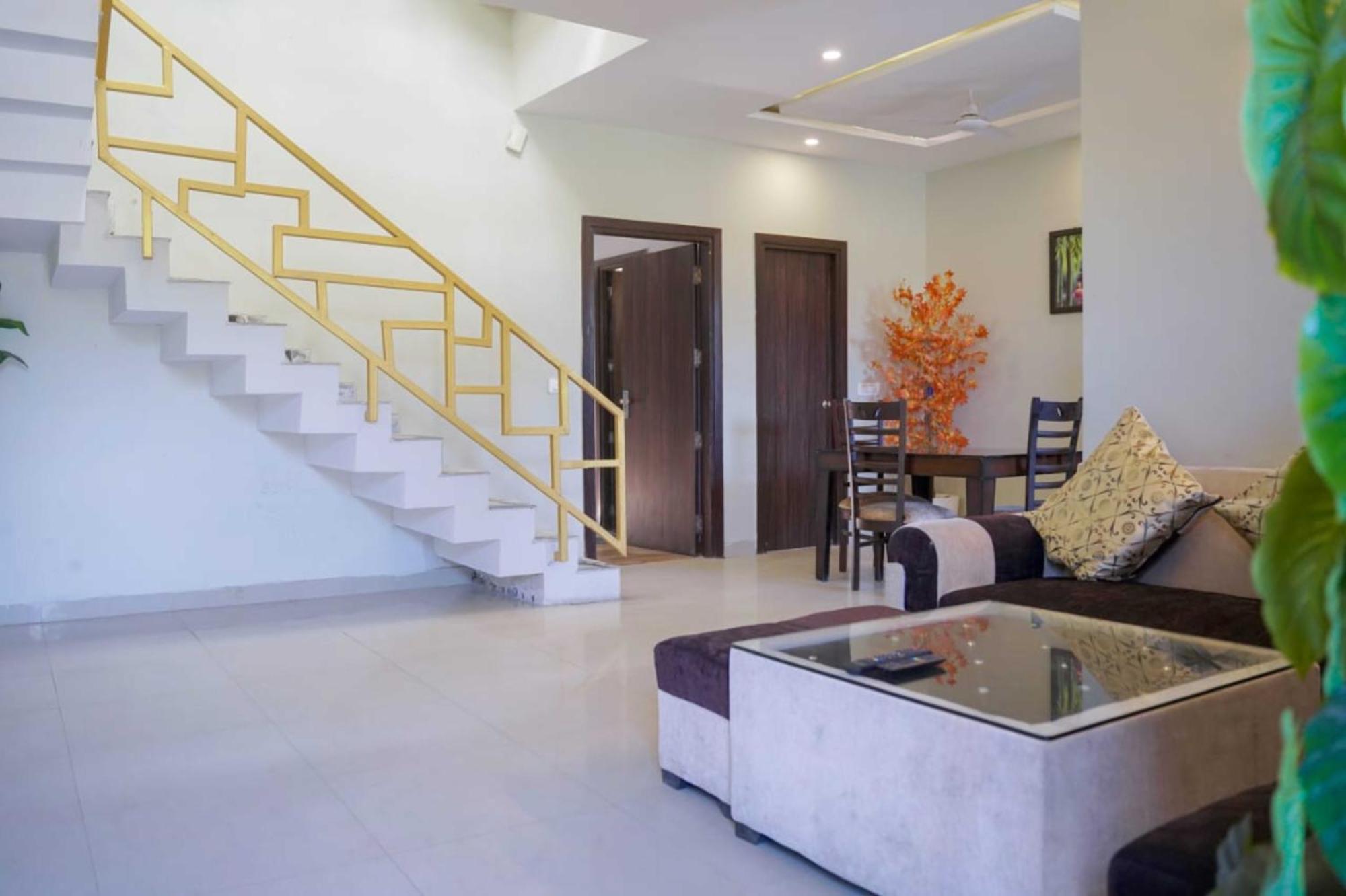 Vrindavan Dreams Hotel And Suites Екстер'єр фото